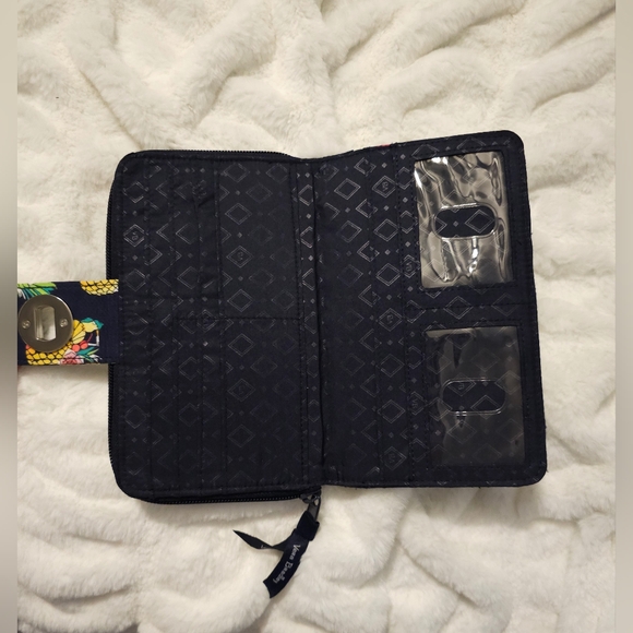 Bundle Vera Bradley Crossbody Purse, Wallet, Pouches,Market Totes, Wristlet EUC - Picture 9 of 14